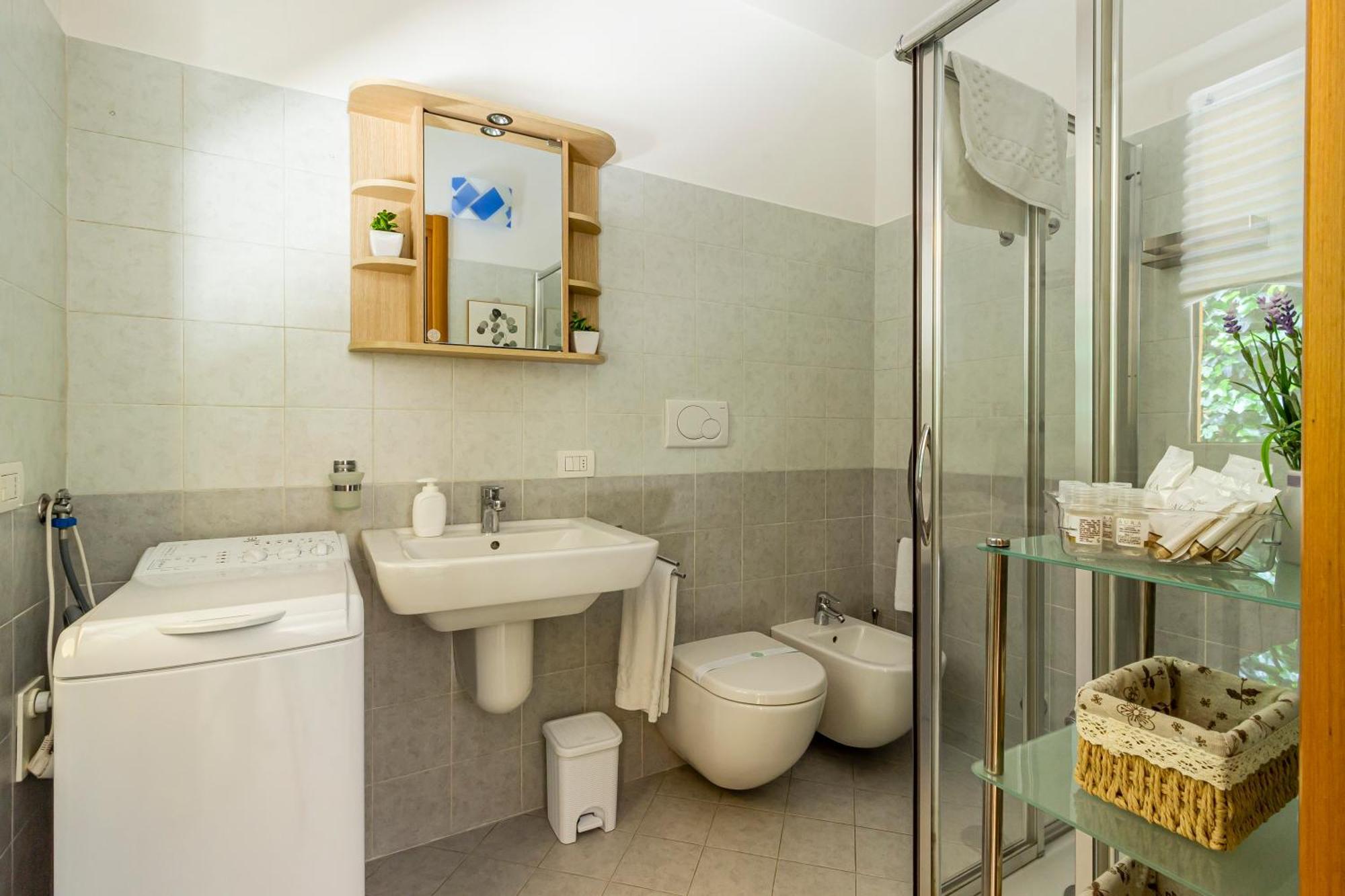 Ferienwohnung Private Garden & Garage - Self Check-In & Remote Access Como Exterior foto